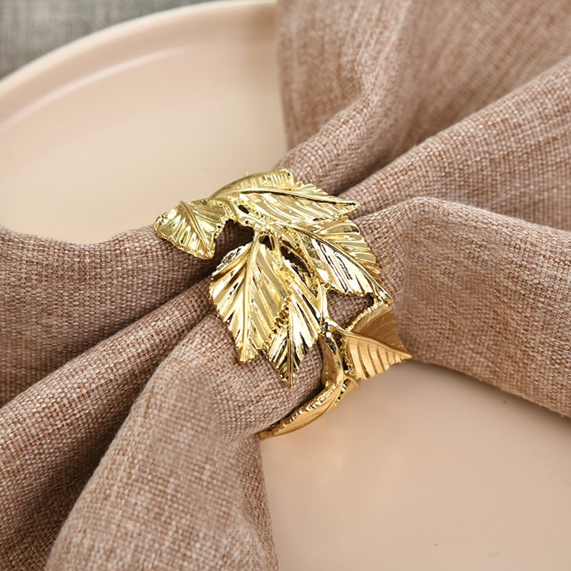 Ensemble d'anneaux de serviette dorés stylisés à plusieurs feuilles pour une décoration de table et de salle à manger élégante