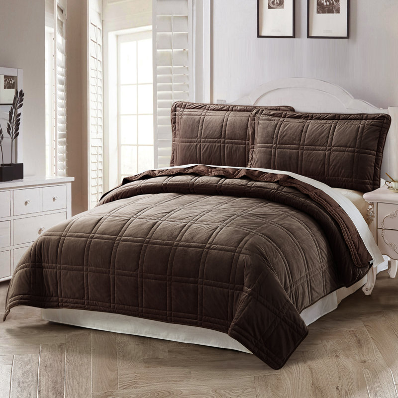 Polyester Plaid Quilt with Pillow Shams Included, Chocolate