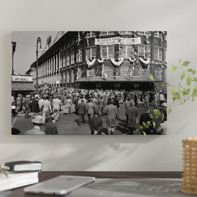 Reproduction de photo sur toile tendue, "1947 octobre dodger de baseball verser à l’entrée principale ebbets field brooklyn borough new york city usa"