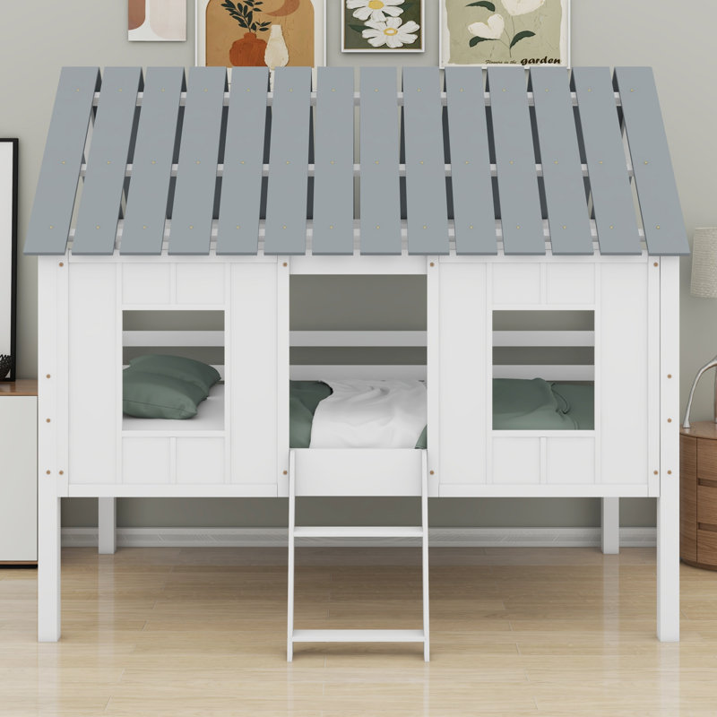 Un lit cabane avec toit et fenêtres ajoute une touche féérique à la chambre et à l'espace de jeu d'un enfant.