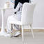 Chaise de salle à manger moderne et minimaliste, dossier et coussin de siège incurvés en similicuir blanc, pieds de chaise en métal blanc