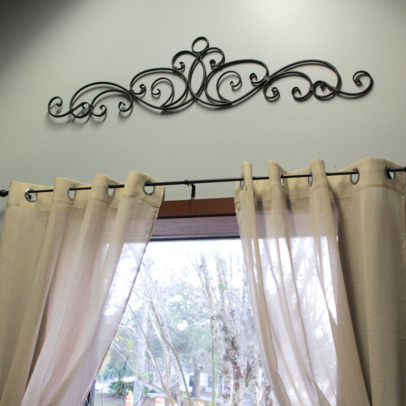 Décoration murale de fenêtre en forme de porte à volutes