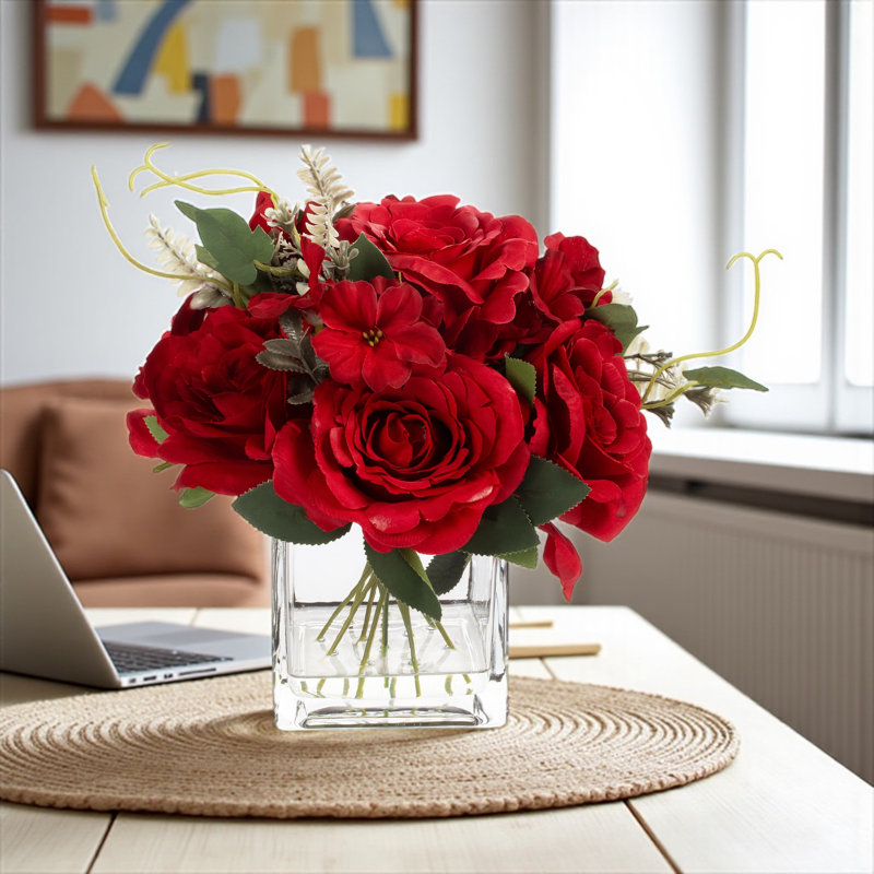 Arrangement de fleurs artificielles roses dans un vase en verre avec de l'eau artificielle (rouge), Rouge