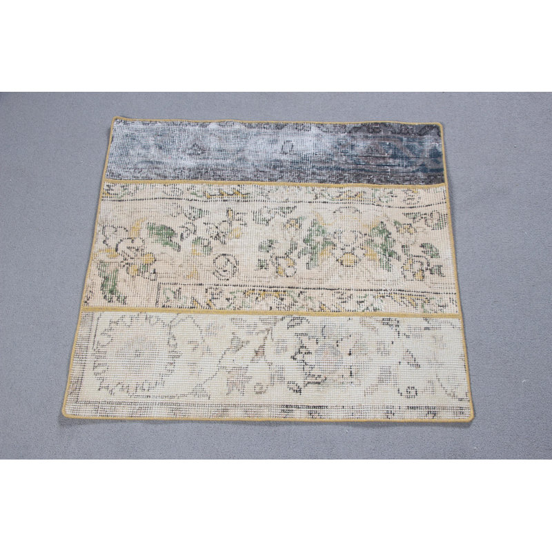 Tapis rétro vintage en patchwork turc avec motif floral bohémien neutre pour les entrées douillettes et les petits espaces