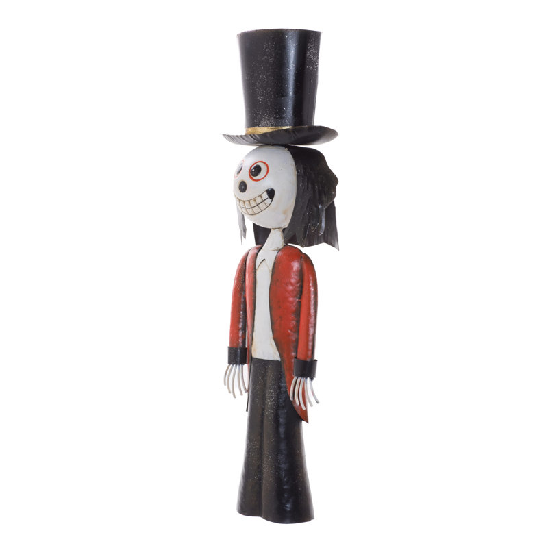 M. Skellington debout en métal noir / blanc portant un manteau rouge