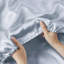 Ensemble de literie pour lit simple en satin - Rides - Beauté. Convient à des matelas de 16 po ou moins. Comprend 1 drap plat, 4 taies d'oreiller et 4 taies décoratives. Magnifique. Drap bleu luxueux. Matelas. Livré avec