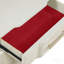 Table de chevet 3 tiroirs en beige avec finition texturée et poignées à finition dorée