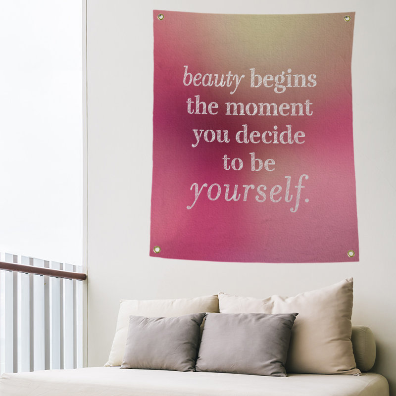 Tapisserie citation en polyester true, H 59 pi x l 50 po, Lueur rose