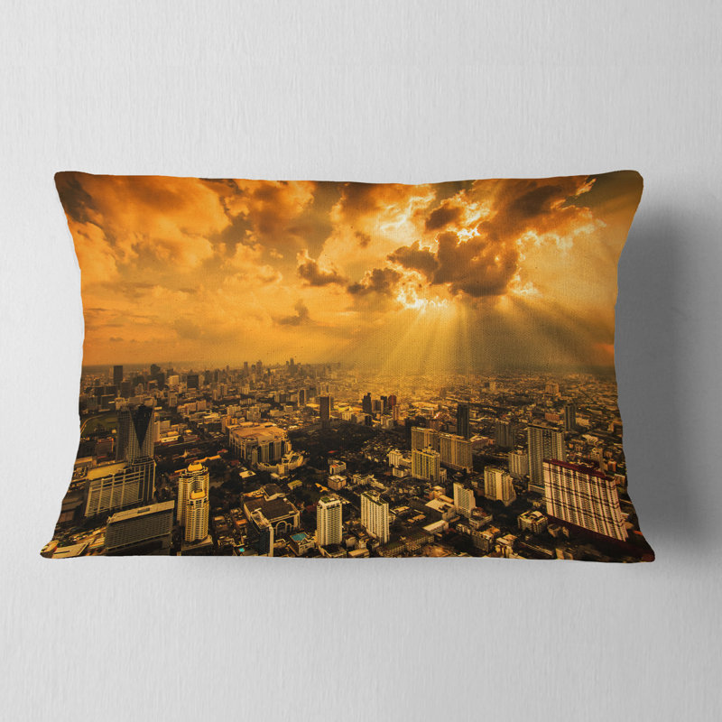 Lumière qui brille à travers les nuages sombres - Coussin décoratif imprimé paysage urbain