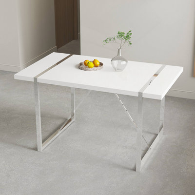 Table de salle à manger rectangulaire blanche rétro de 55 pouces à grain blanc, équipée d'un plateau de table en panneau de fibres à densité moyenne de 1,57 pouce d'épaisseur et de pieds en métal blanc.