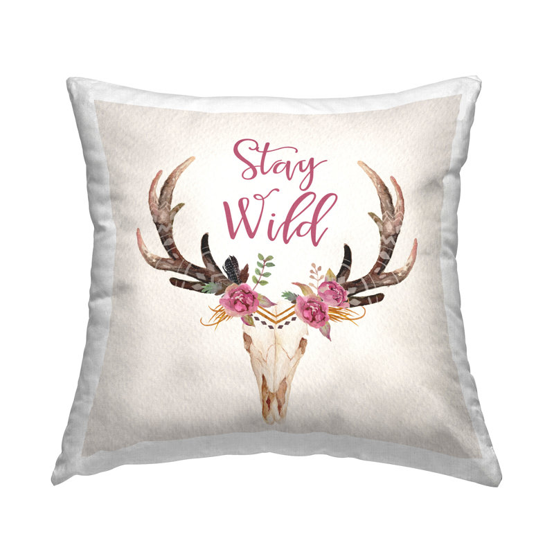 Coussin décoratif «Stay Wild Chic Boho Floral Deer Skull» par Amy Brinkman