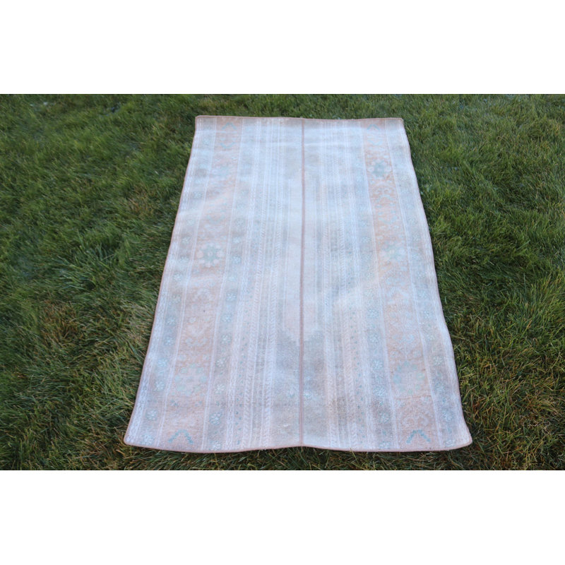 Charmant tapis turc rétro dans des tons pastel, parfait pour les espaces de décoration d'inspiration bohémienne
