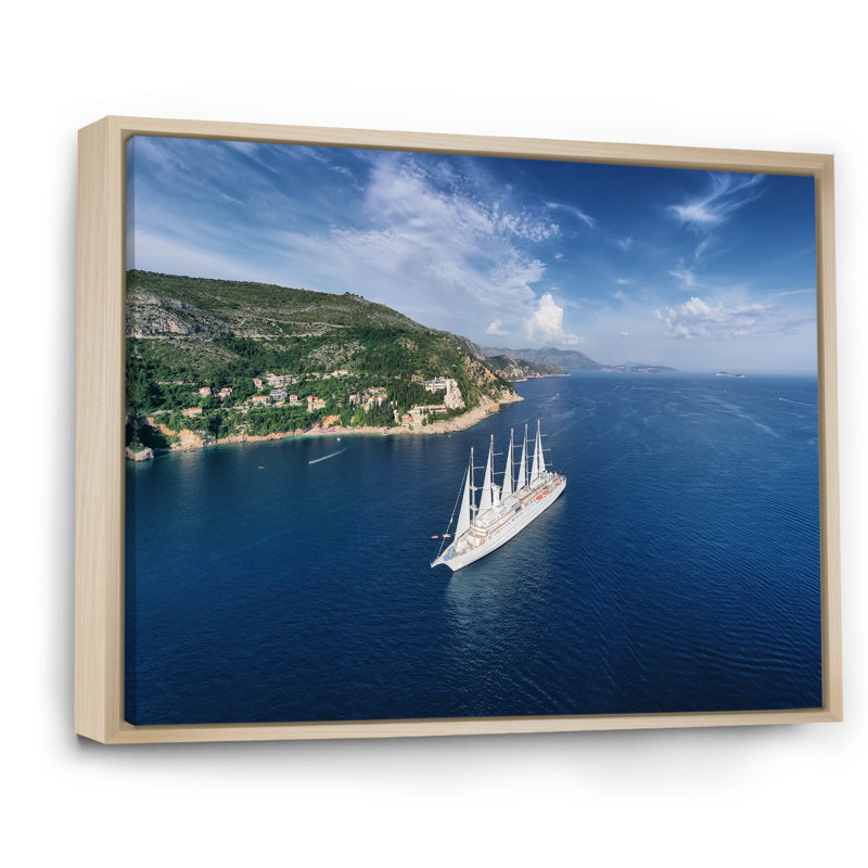 Bateau de croisière avec voiles en Croatie sur toile, Cadre naturel flottant, H 34 po x l 44 po