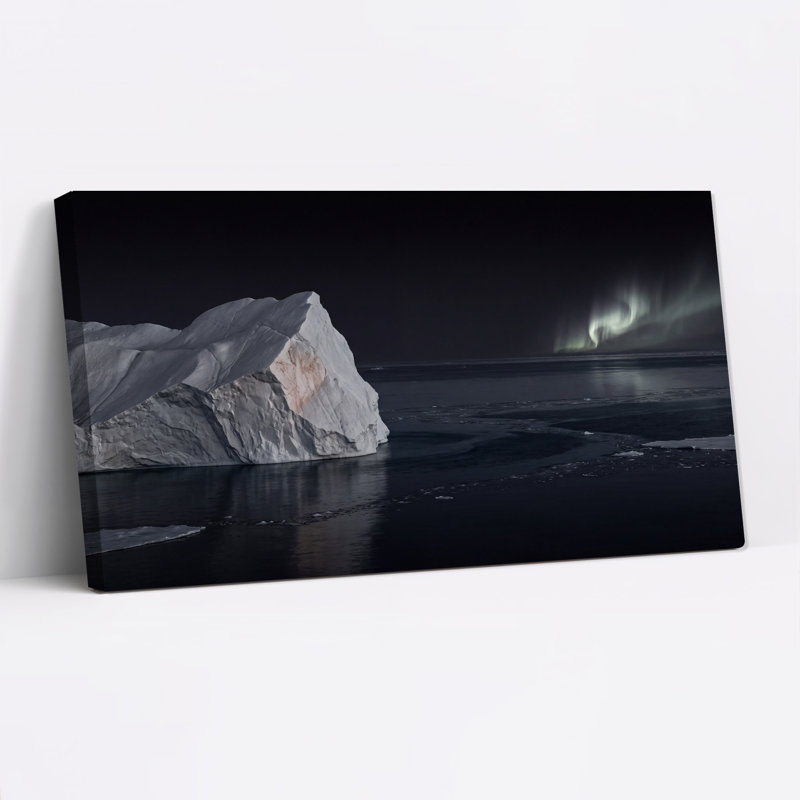 Aurore boréale verte au-dessus d'un iceberg blanc dans un océan sombre - Tableau sur toile, L 20 po x H 10 po