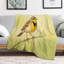 Jeté en flanelle de luxe jaune, couverture douce et douce pour le canapé-lit du salon-134398420