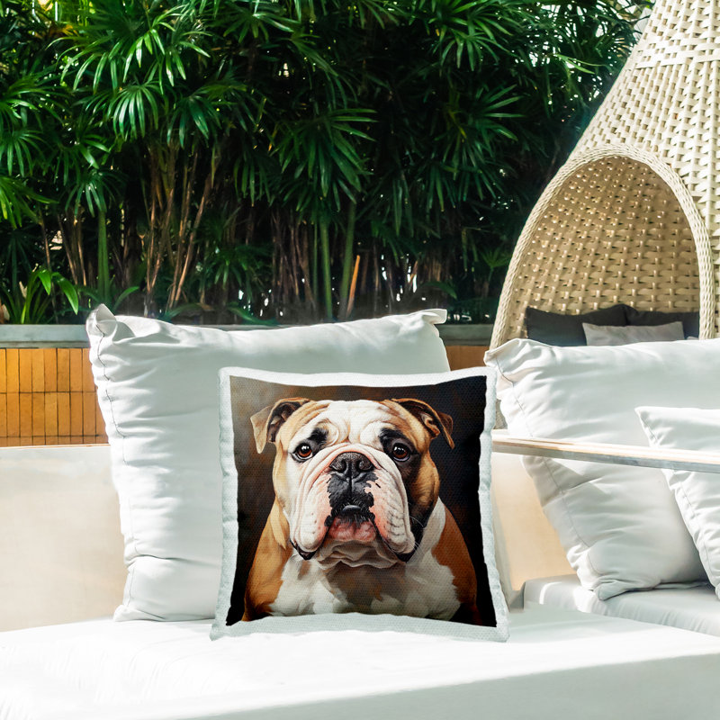 Coussin d'extérieur Stoic Bulldog Portrait Design par Tom Crehan