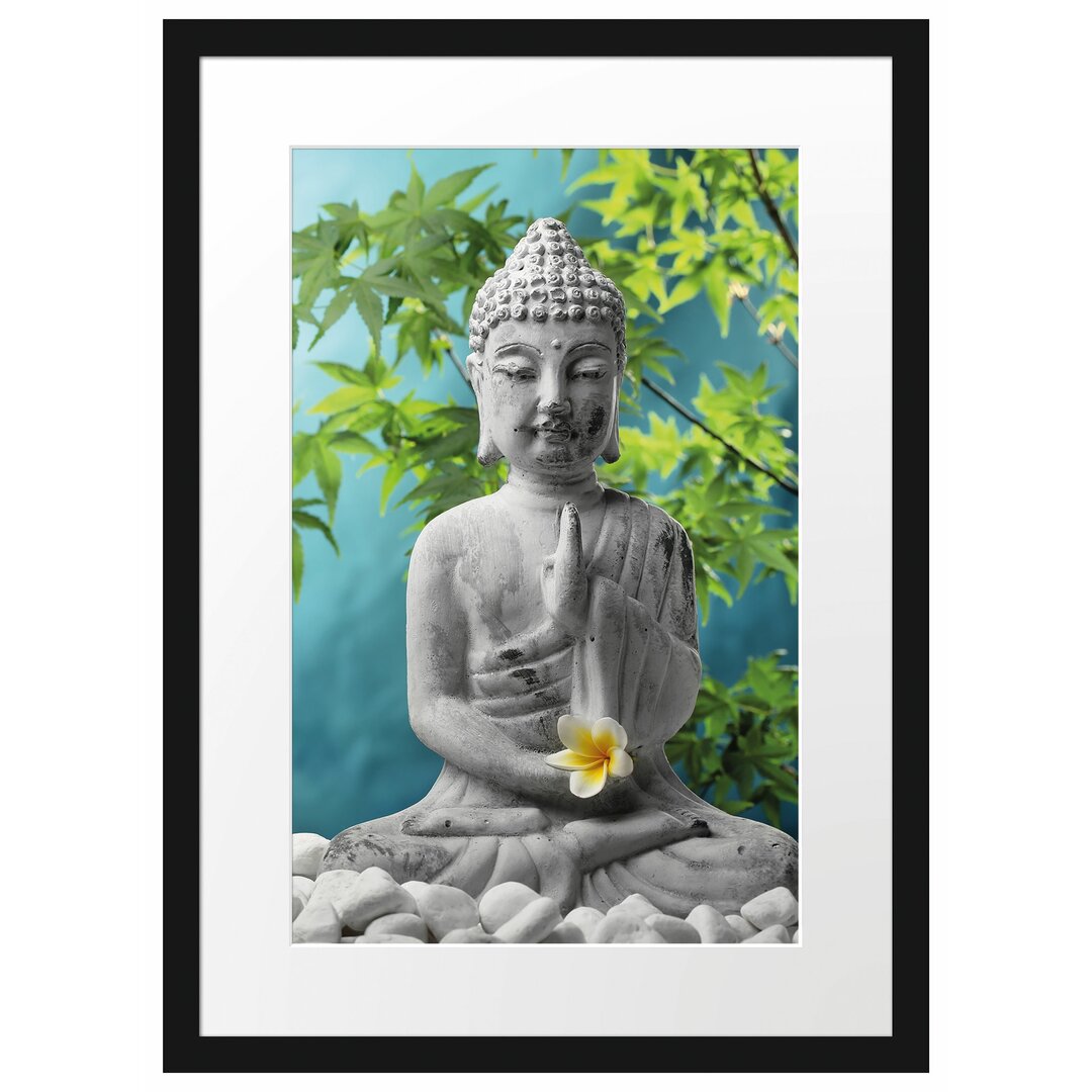 Gerahmtes Poster Buddha auf Steinen mit Monoi Blüte