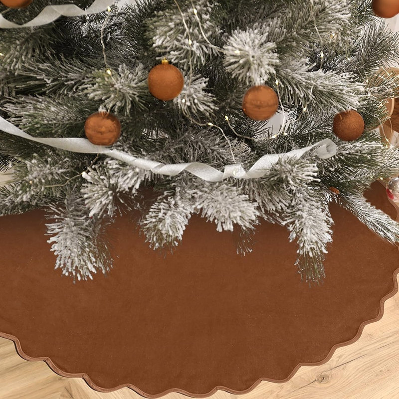 Jupe de sapin de Noël en velours brun à bord festonné, décor rustique vintage pour les fêtes de fin d'année.