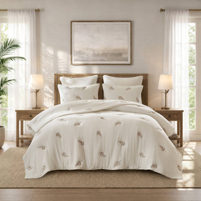 Willow Embroidered Botanical White/Sage 100% Cotton 3-Piece Full/Queen 100% Cotton Lightweight 3 Piece Quilt Set