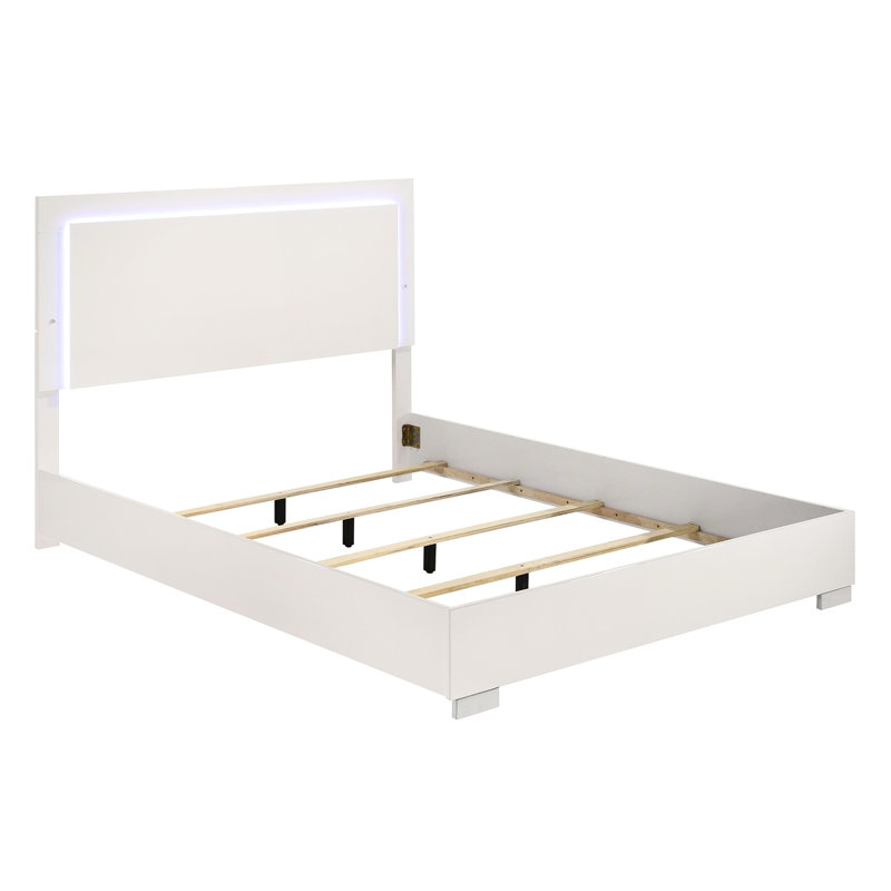 Structure de lit très grand blanc de style contemporain avec éclairage à DEL sur la tête de lit, les pieds et les poignées verticales pour les poignées de chambre à coucher modernes, mélange de métal et de bois