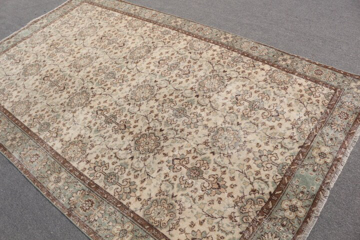 Tapis turc rétro fait à la main de conception traditionnelle, idéal pour le salon avec un motif floral sur fond beige