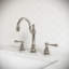 Robinet de lavabo américain à fixation sur le comptoir avec drain escamotable et finition en nickel poli avec poignées leviers en métal, indice de chaleur et de froid inclus-122122041