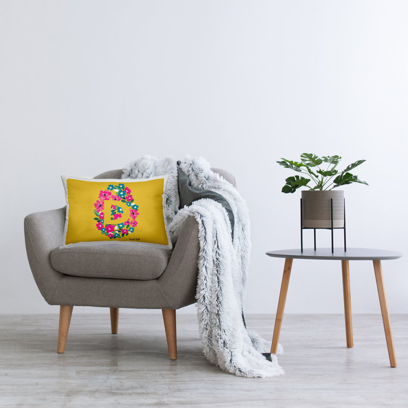 Coussin décoratif floral imprimé à motif de lettre D par Hannah Louise Byatt