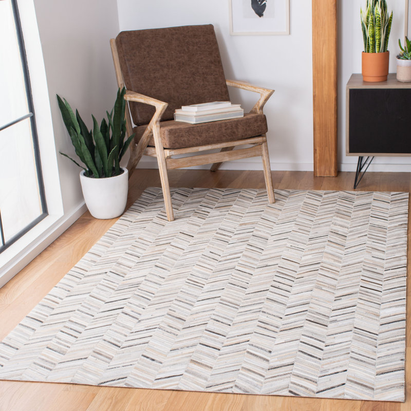 Sequeira Hand Woven Leather/Felted Cloth Chevron Rug in Ivory/Gray, Rectangle 4' x 6'