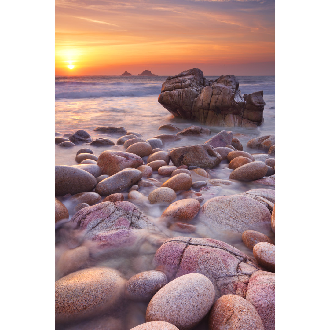 Felsiger Strand bei Sonnenuntergang