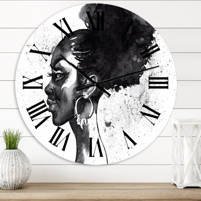 Portrait monochrome d'une femme afro-américaine I - horloge murale moderne