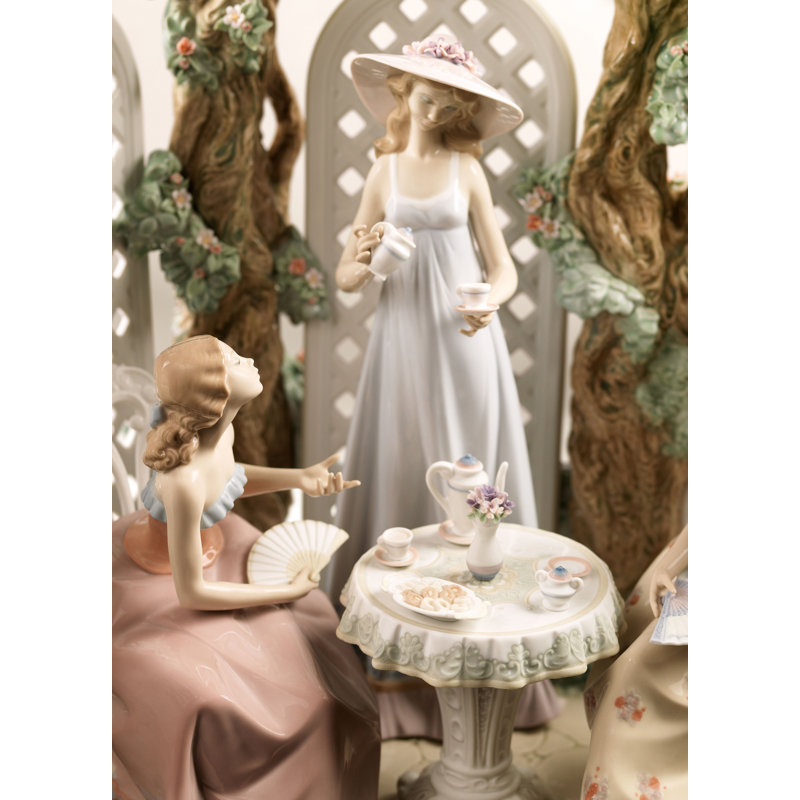 Tea in the Garden Women Statue