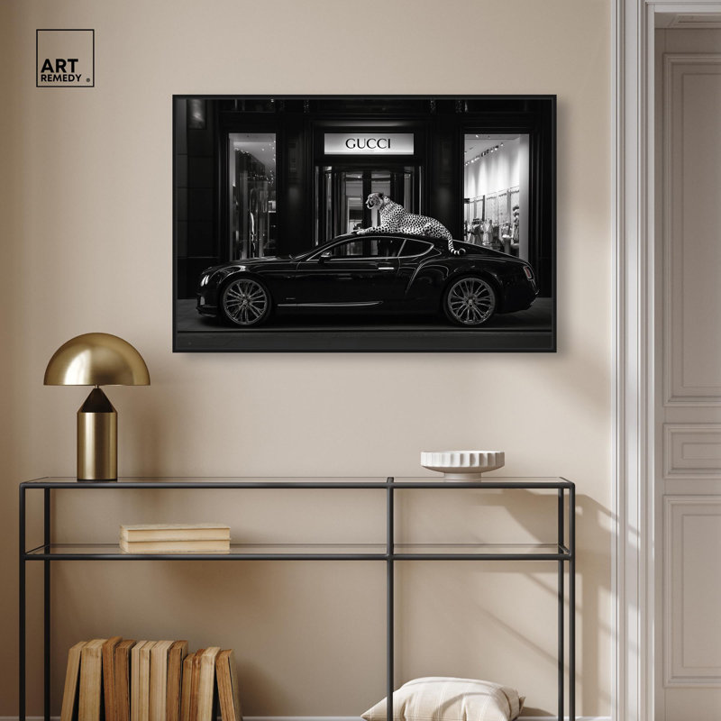 «Cheetah and Sports Car Store» par Art Remedy, H 25 po x l 37 po, Cadre flottant, Doré