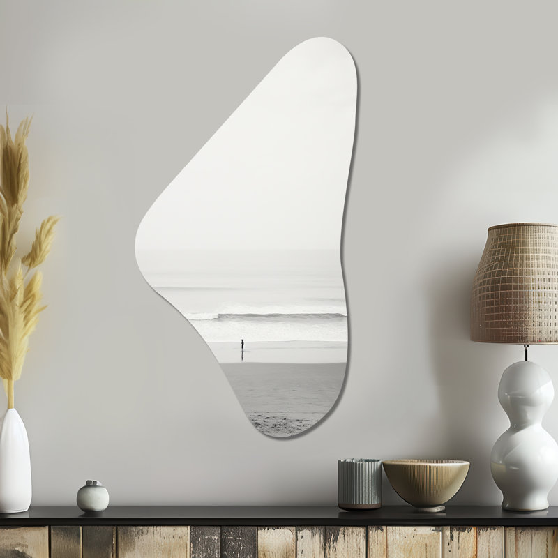 «Martz Minimalisme Beach Photo V - Coastal Beach Boomerang Shape», art mural asymétrique en métal, H 39 po x l 21 po