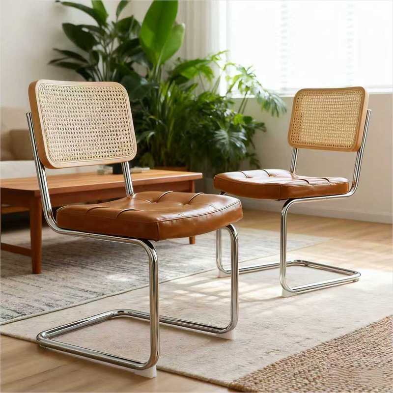 Ensemble de 2 chaises en porte-à-faux en similicuir brun avec structure en acier chromé et dossier en rotin tissé à la main