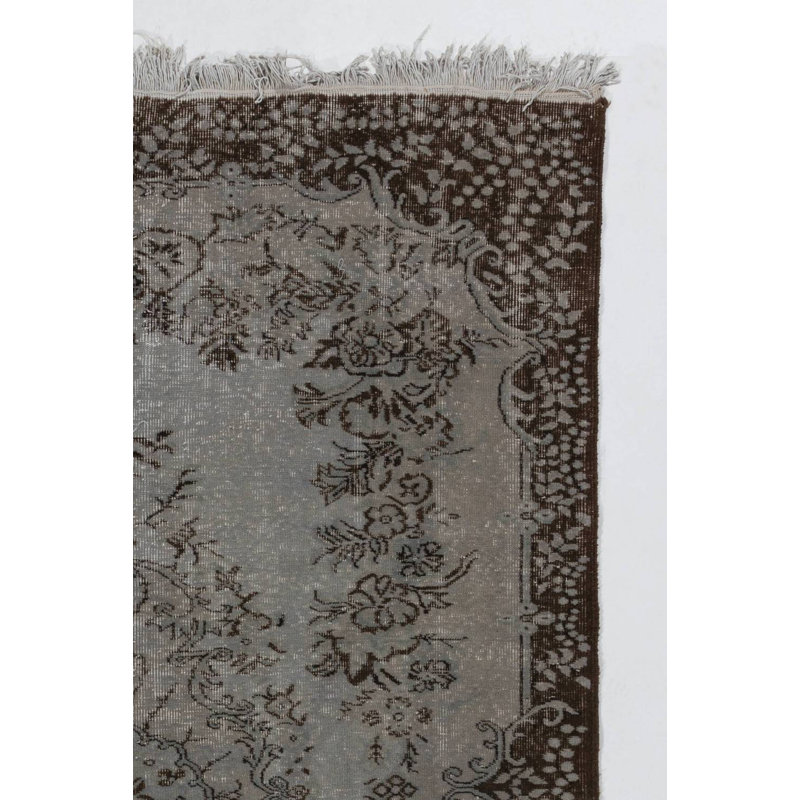 Tapis turc recyclé fait à la main de couleur grise 5,6 x 8,3 pi avec motif de médaillon