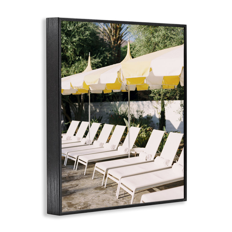 Art de l'estampe numérique de chaises de plage près de la piscine par Justine Milton, Giclée encadrée noir minuit
