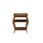 Table d'appoint Becci Finish avec rangement ouvert, deux tablettes et pieds de cabriole en bois élégants pour les intérieurs modernes.