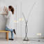 Lampe sur pied arquée 70,9 po moderne avec bras réglables - rotation à 350 °, intensité variable, télécommande et interrupteur au pied pour le salon, la chambre à coucher et le bureau à domicile