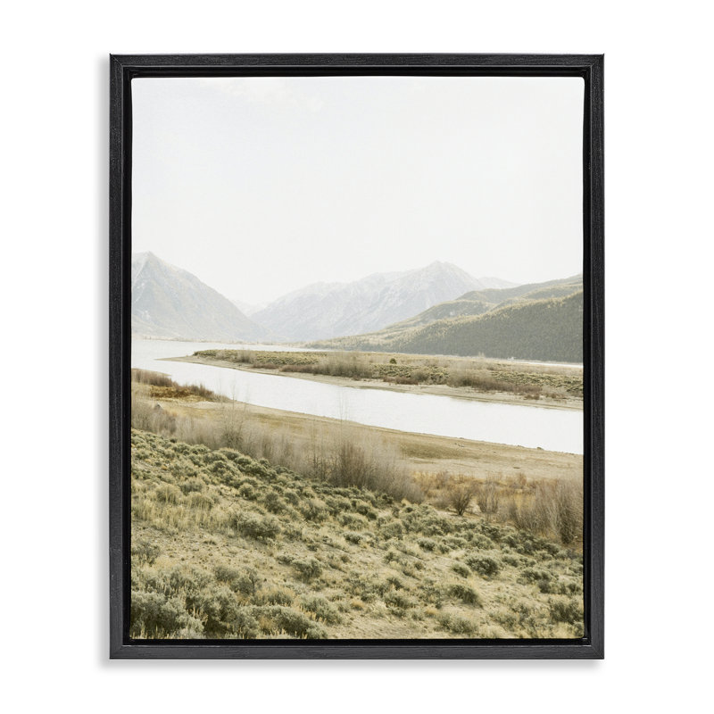 Cadre flottant River Mountains Peace, design par Leah Straatsma, H 31 po x l 25 po, Cadre flottant noir de jais