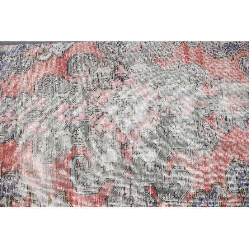 Tapis turc rouge et gris avec motif de chemin de fer antique rétro parfait pour la décoration de chambre à coucher et les thèmes orientaux orientaux