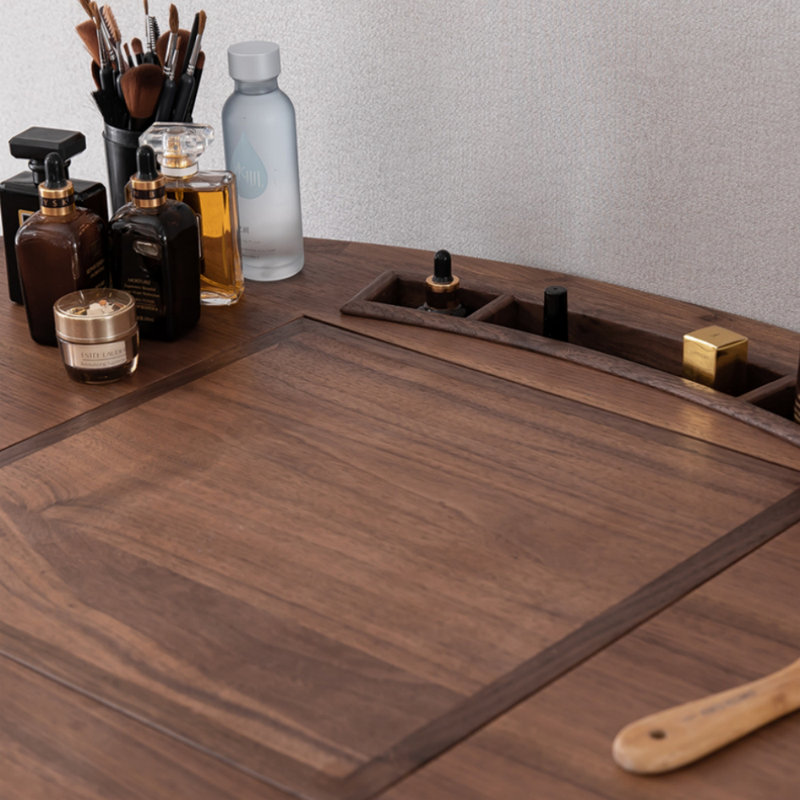 Commode en bois de noyer noir