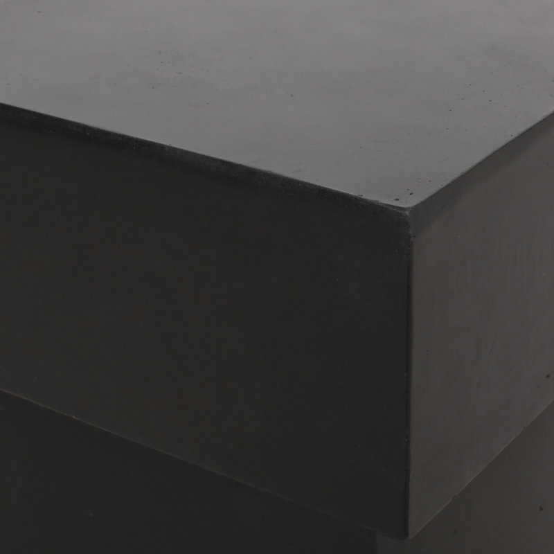 Table d'appoint moderne en béton léger avec piédestal, parfaite pour les intérieurs contemporains et facile à installer.