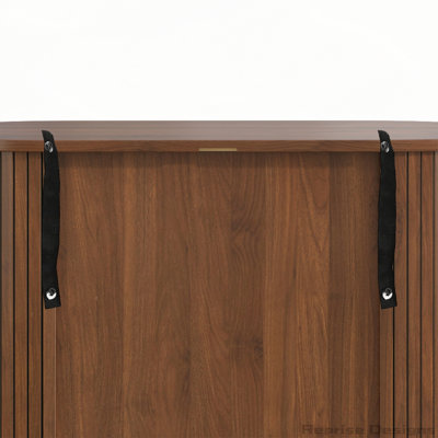 Armoire à vin cannelée de 28 po avec support à vin à 8 grilles, 5 tablettes réglables à 5 niveaux, 2 porte-verres, portes tambour coulissantes, 4 espaces de rangement cachés sur le côté, station de café moderne