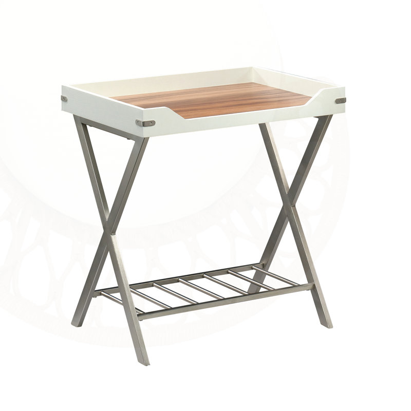 Élégante table d'appoint blanche avec structure en métal et tablette de rangement supplémentaire, parfaite pour un décor moderne et polyvalent.