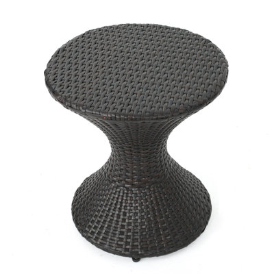 Table d'appoint durable en osier de style sablier pour l'extérieur, parfaite pour la décoration de patio et de jardin avec un design résistant aux intempéries.