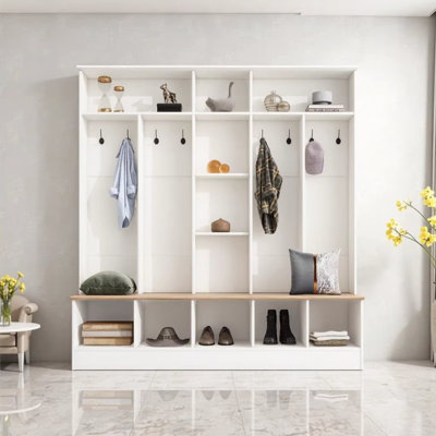 Arbre d'entrée Farmhouse avec 4 crochets cachés, banc polyvalent en noyer et armoire à chaussures à 8 portes avec compartiments ouverts pour le salon, blanc