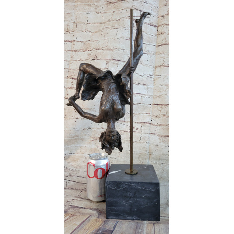 Sculpture Circus Perform Balancee