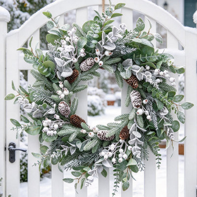Couronne de Noël artificielle 24 po en forme d'eucalyptus givré et de pin, baies blanches et pommes de pin, couronne de porte d'hiver enneigée