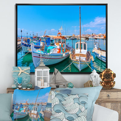 Bateaux de pêche au port en Grèce - impression d'art mural paysage côtier