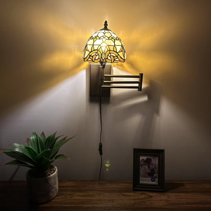 Lampe Tiffany avec bras articulé en verre coloré blanc de style baroque 13 po x P 8 po x H 15 po, Doré